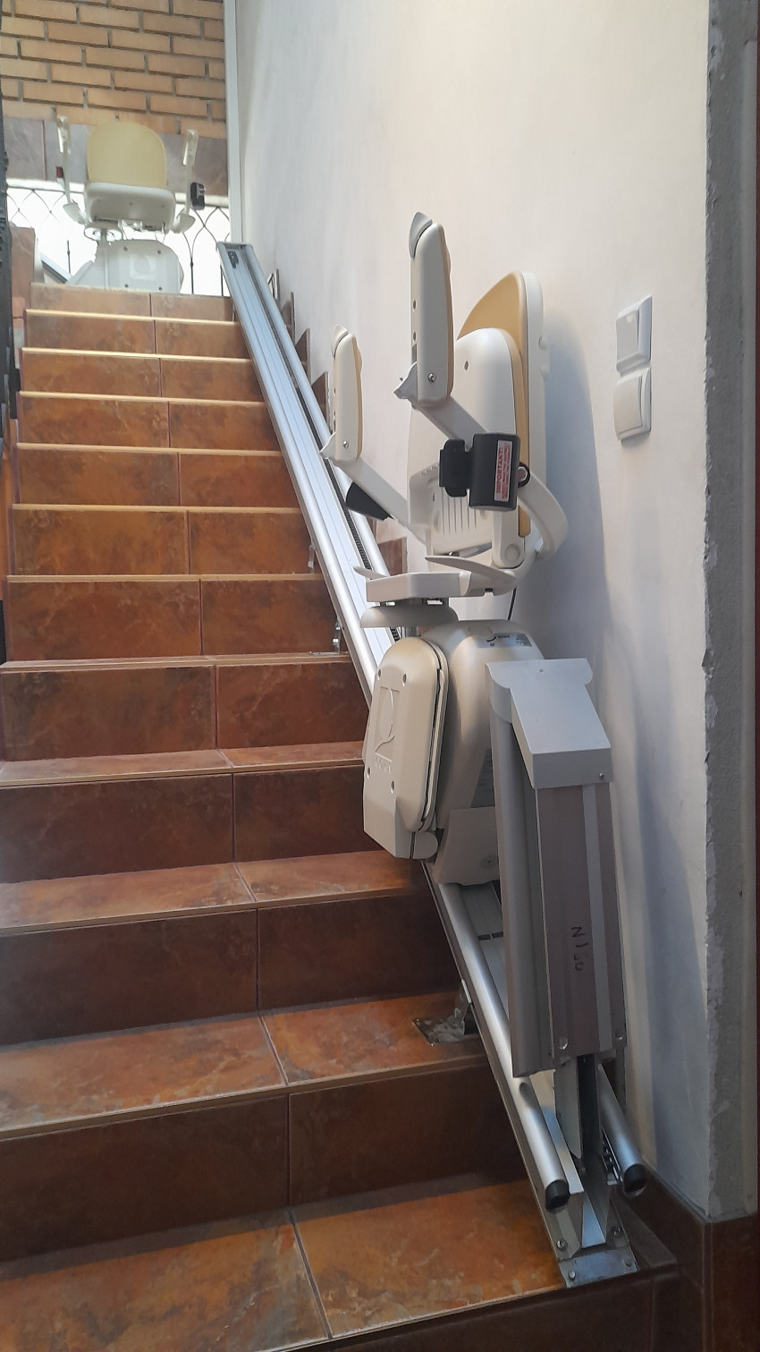 Egyenes lépcsőlift álló állapotban